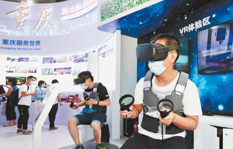 观众在重庆展区体验vr设备.