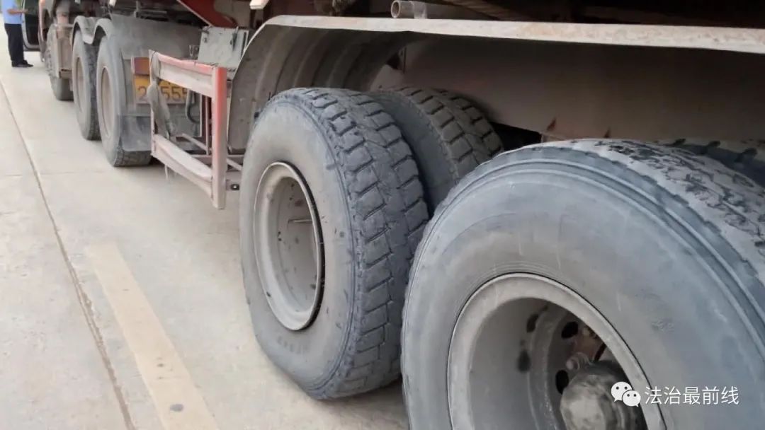 嘭 限31吨货车河池司机神操作装上百吨上路 突然爆胎 河池 新浪新闻