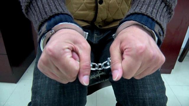 内蒙古一杀人犯违法保外就医纸面服刑7年5名狱医获刑