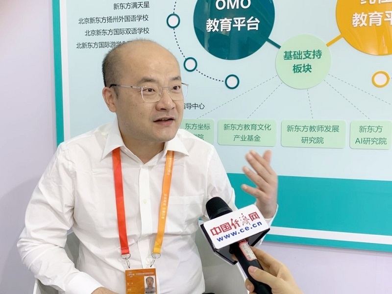新东方教育科技集团副总裁张戈接受采访.经济日报-中国经济网 鞠然 摄