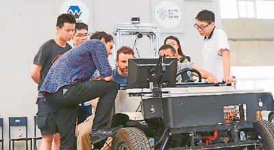 贵州翰凯斯智能技术公司工作人员在讨论无人车技术细节。翰凯斯公司供图