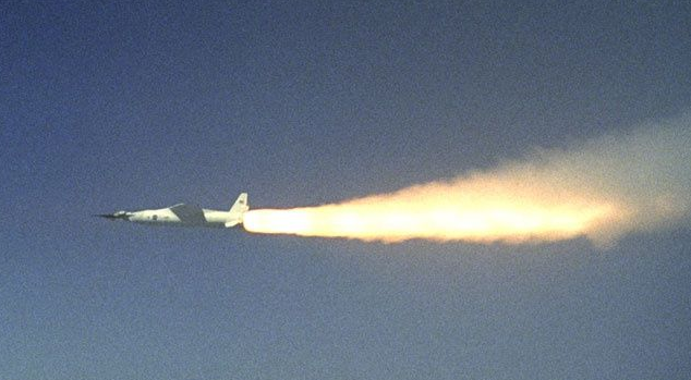 美国2004年试射的超燃冲压发动机试验机X-43，发动机在大气层中工作时间十几秒，速度一度达到9马赫 图源：NASA