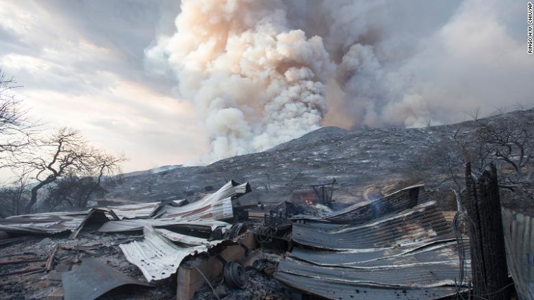 图为受加州大火影响的建筑。（图：美联社）