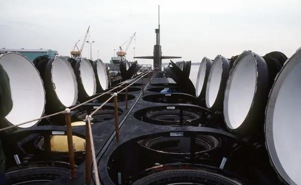 美海军俄亥俄级核潜艇开启“三叉戟”潜射弹道导弹发射舱盖