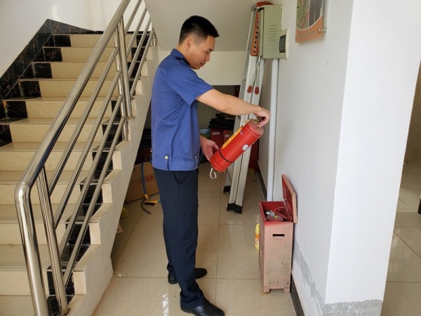 路政执法二大队安全员对办公大楼的消防设施及电路等进行了安全检查