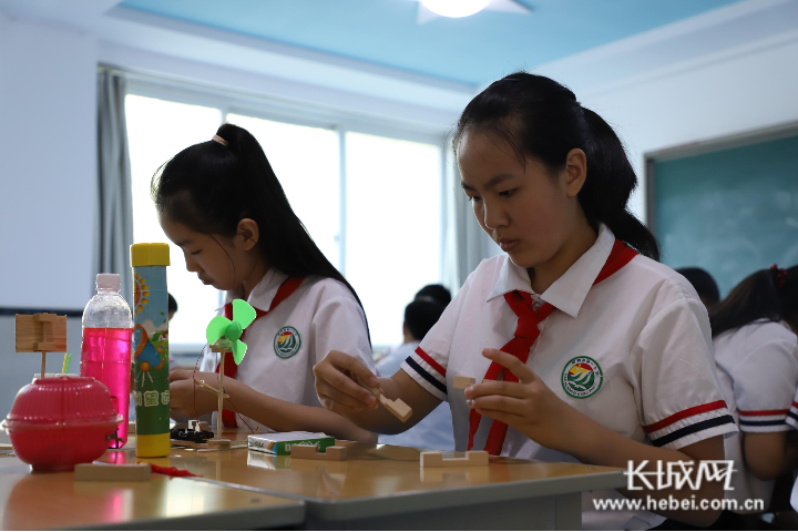 小学生在上小牛顿科学实验课.通讯员赵哲摄