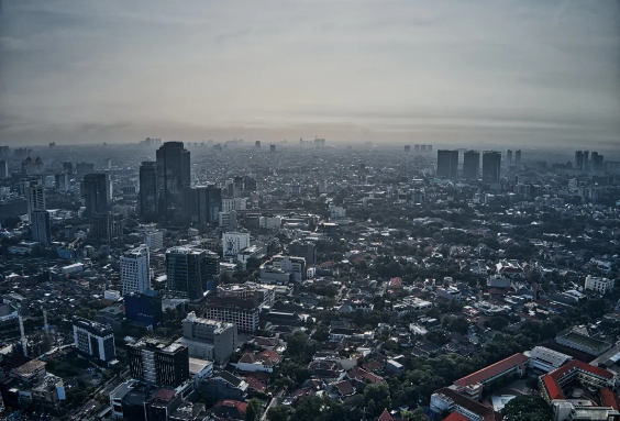 印度尼西亚首都雅加达被认为是地面沉降速度最快的城市。结合其他因素影响，2019 年 8 月 26 日，印尼总统佐科宣布将把印尼首都迁至东加里曼丹省。图片来源：Pexels