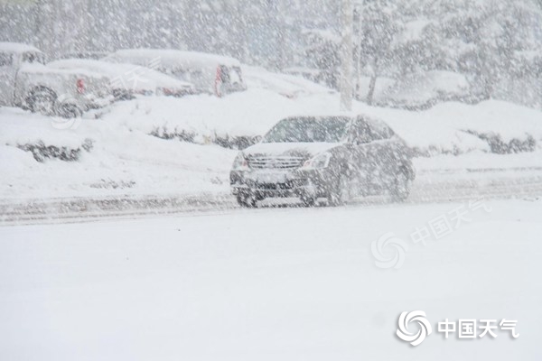 △昨天，山东威海文登区再度飞雪，出行异常艰难。（图片来源：宋永强）