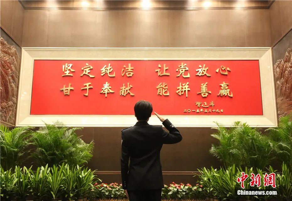电视里的伪装者你见过那现实版的呢国安警察告诉你