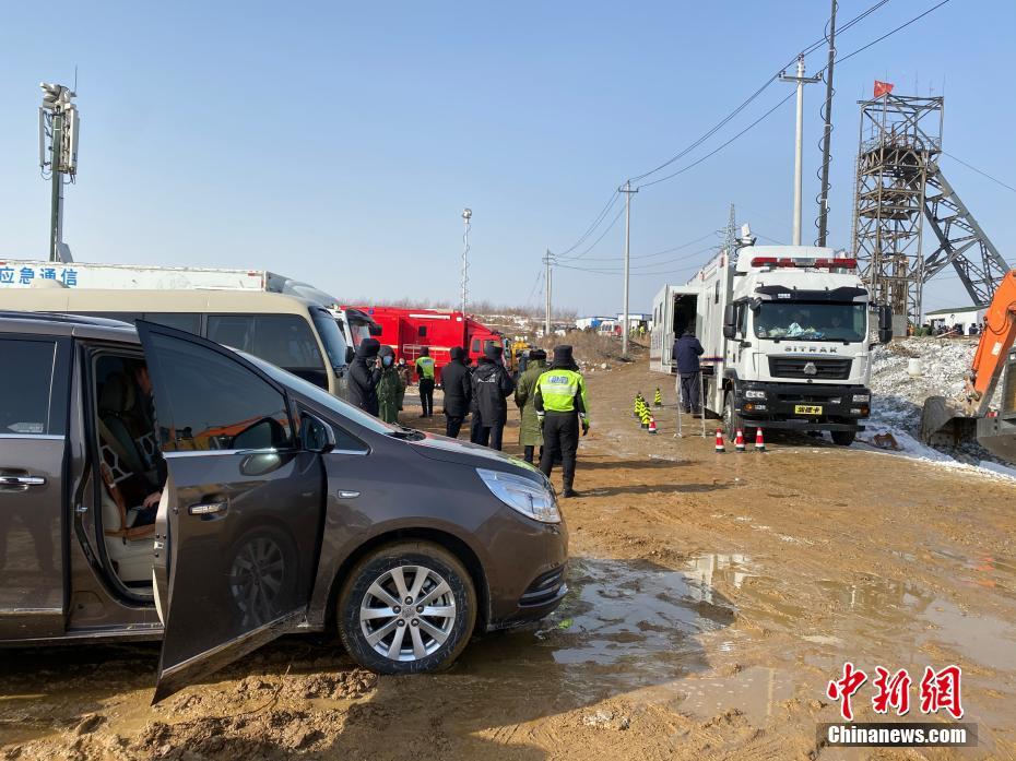 山东金矿爆炸事故救援现场:主要任务是把有毒气体排到地表
