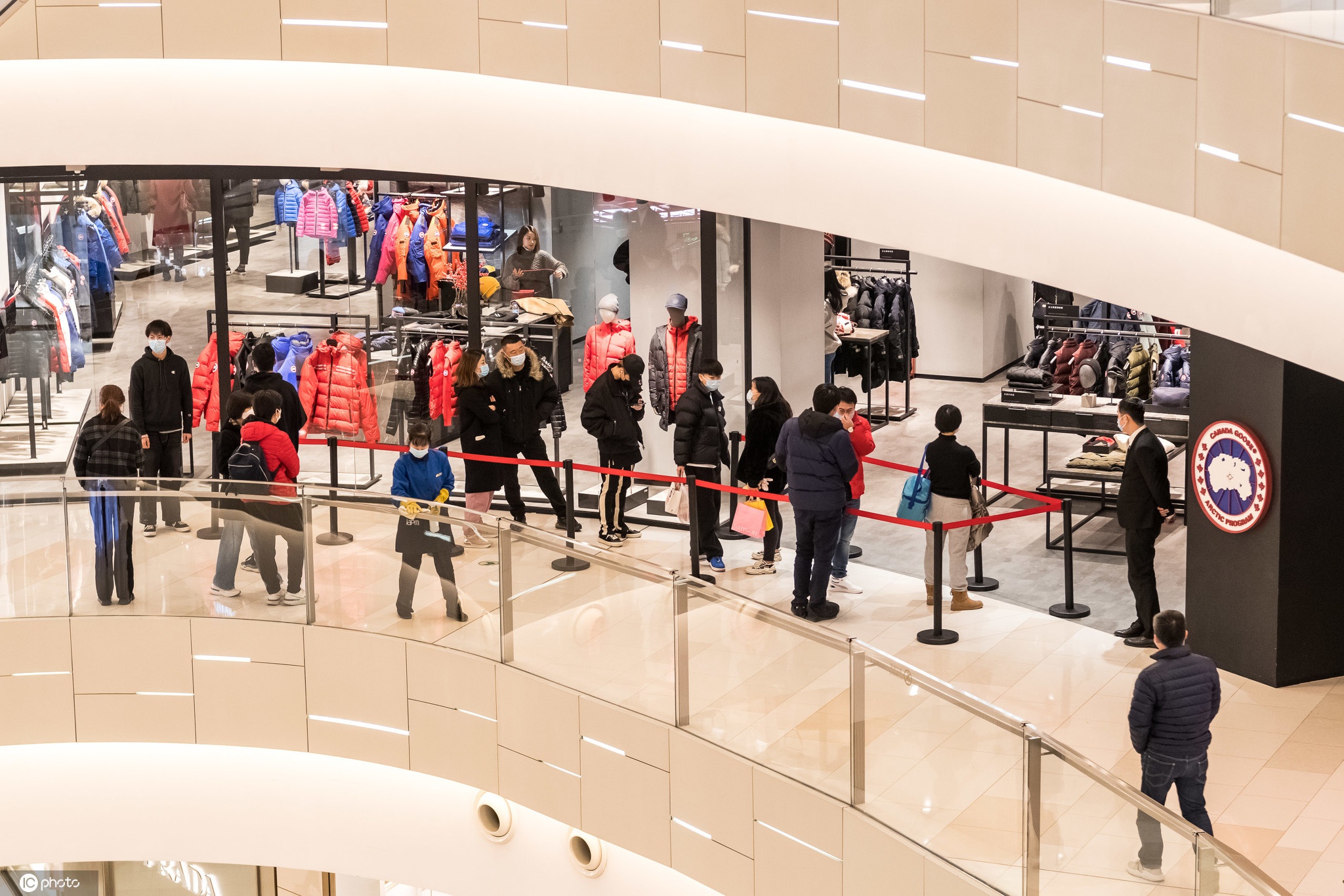 2020年1月12日,上海,气温骤降,加拿大鹅受热捧,顾客排队购买羽绒服.