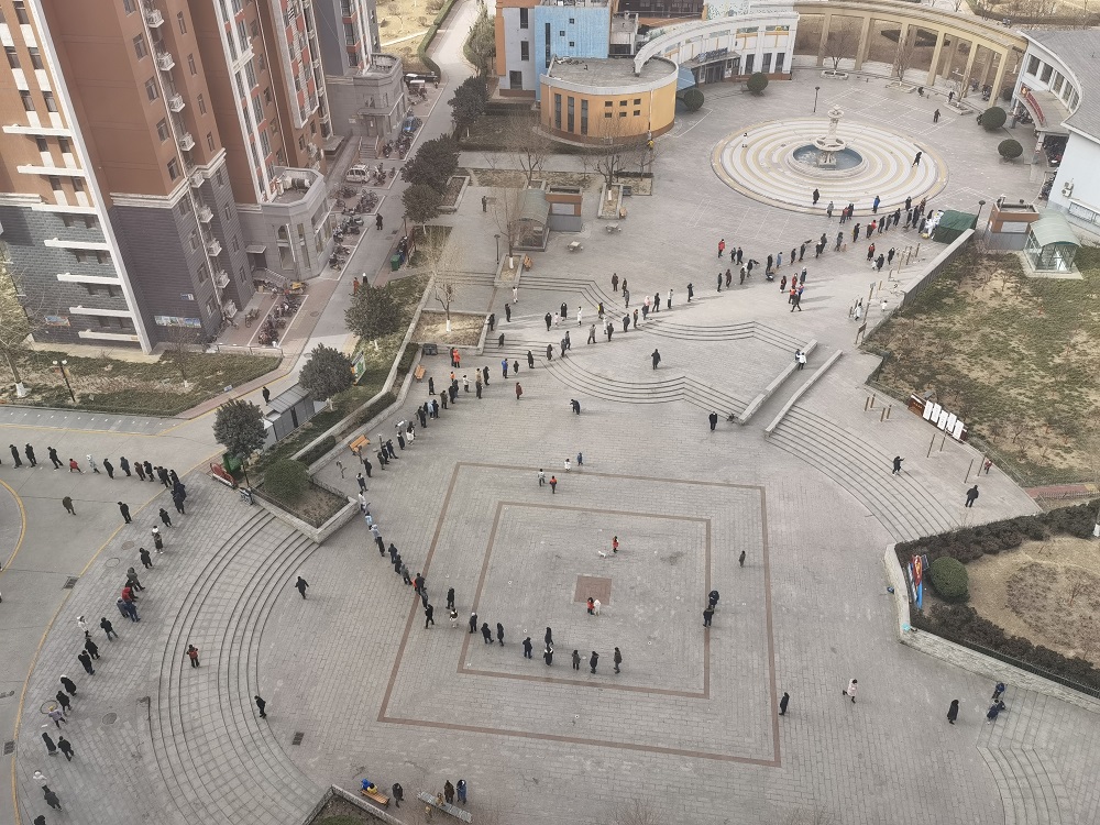 △1月12日，石家庄正在进行全员第二次核酸检测，市民在采集点有序进行核酸检测采样。