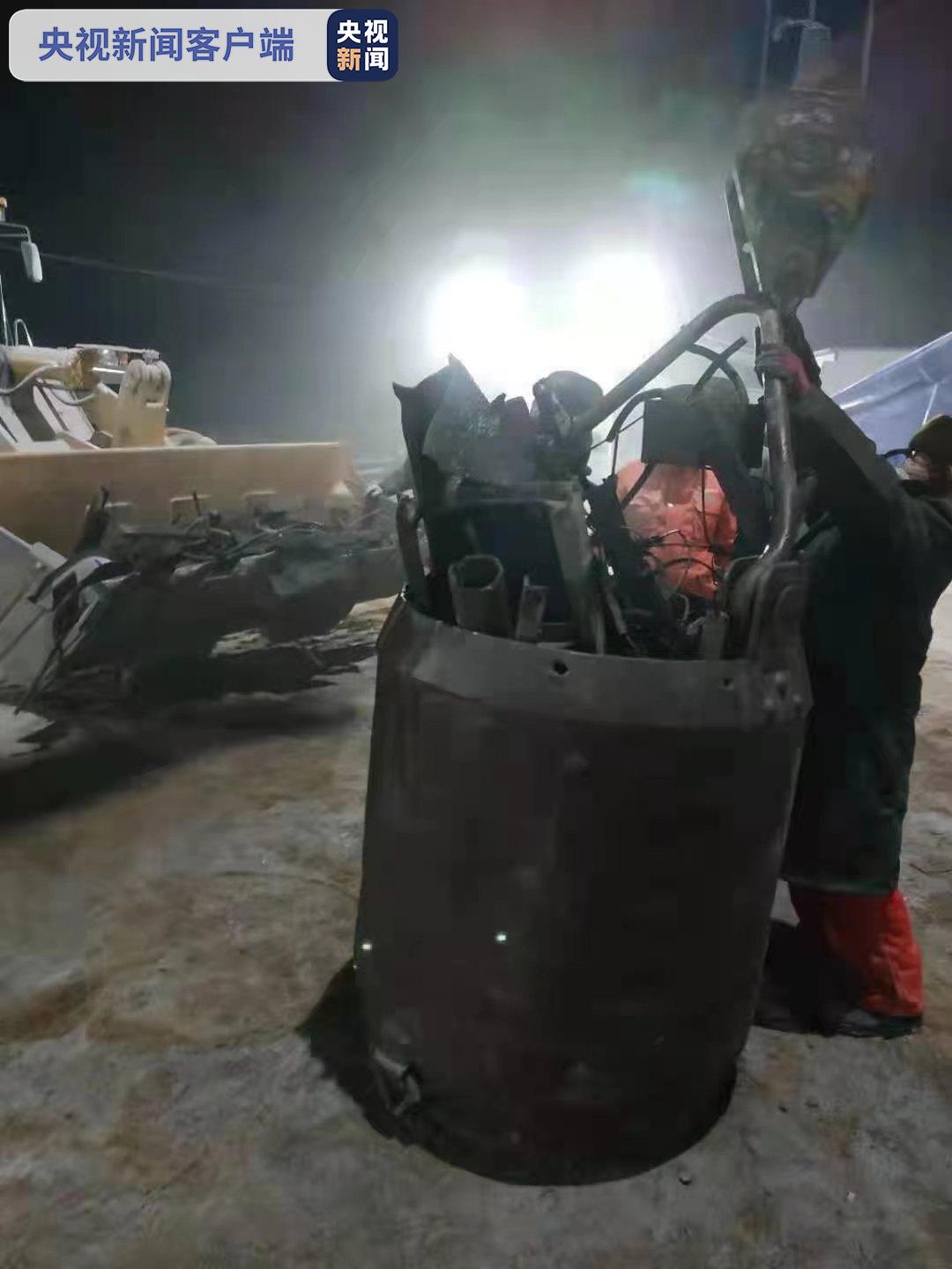 △救援人员从回风井里清理出爆炸后留下的杂物