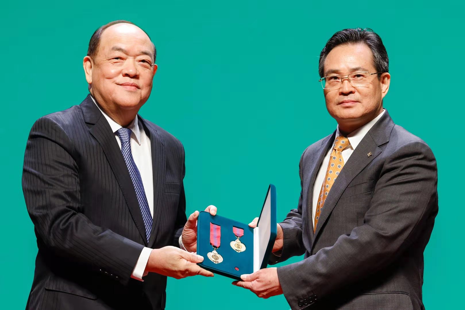 图为罗群代表澳门旅游商会接受授勋