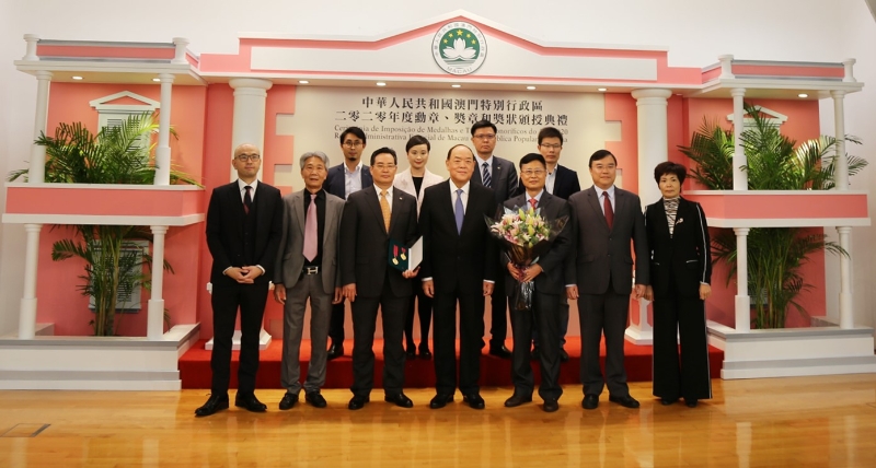 图为澳门旅游商会代表与澳门特区行政长官贺一诚合影留念