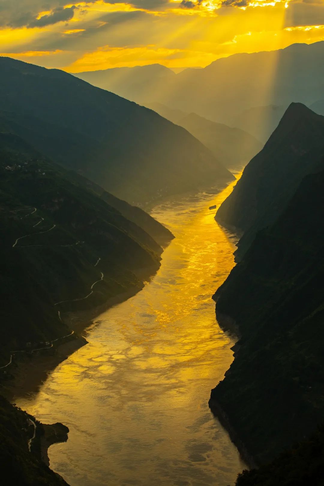   长江三峡之一的 "巫峡",跨越湖北,重庆.图/视觉中国