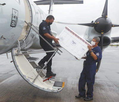 巴西空军将中国新冠疫苗运至亚马孙州塔巴廷加市，工作人员正在搬运疫苗。