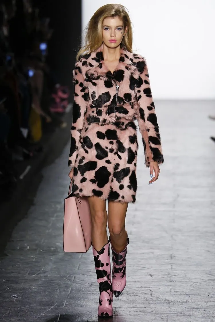 被各大品牌的牛年限定丑哭不如试试今年火上天的奶牛纹