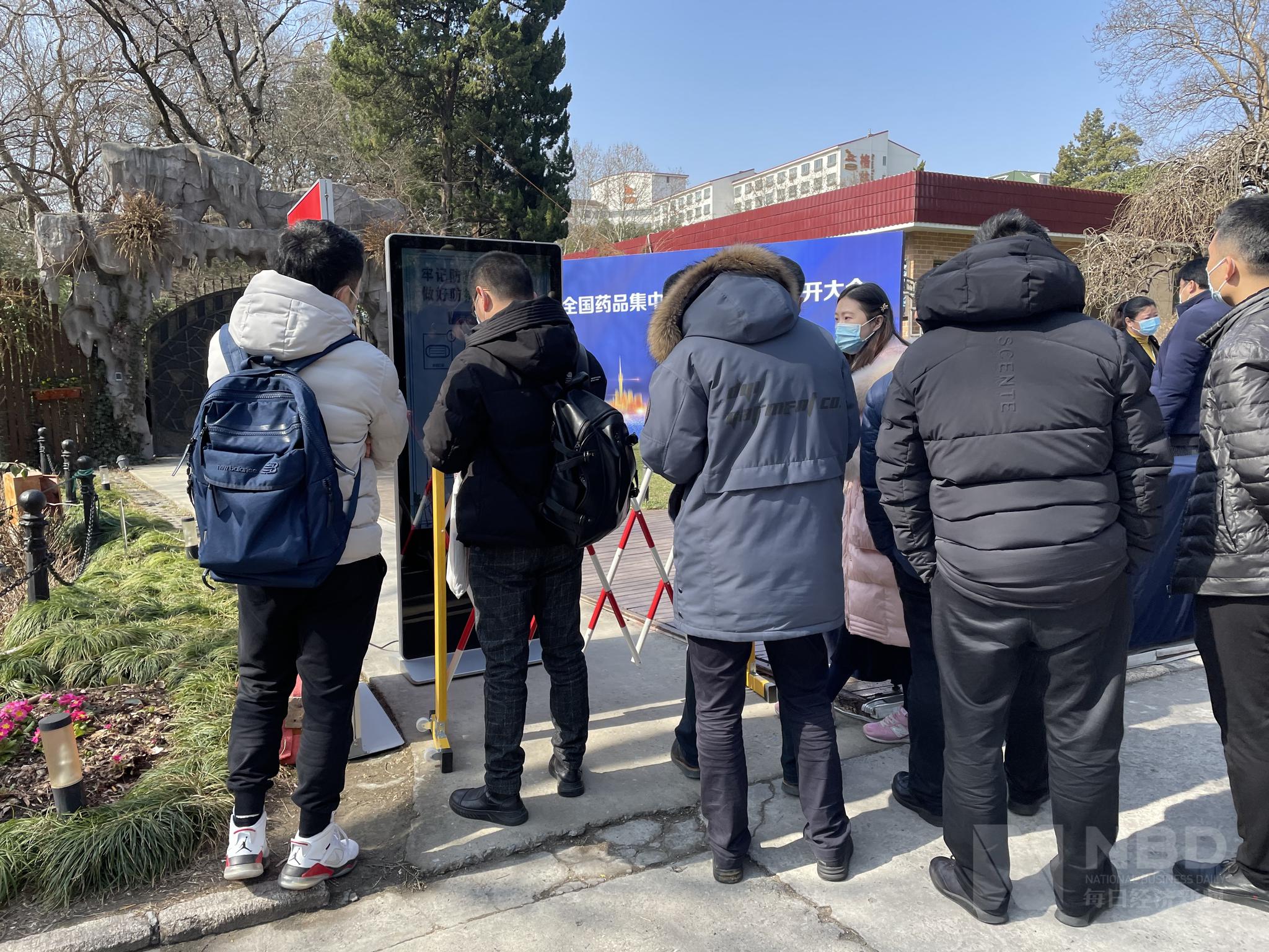 药企工作人员在等待代表出场 图片来源:每经记者 郑洁 摄