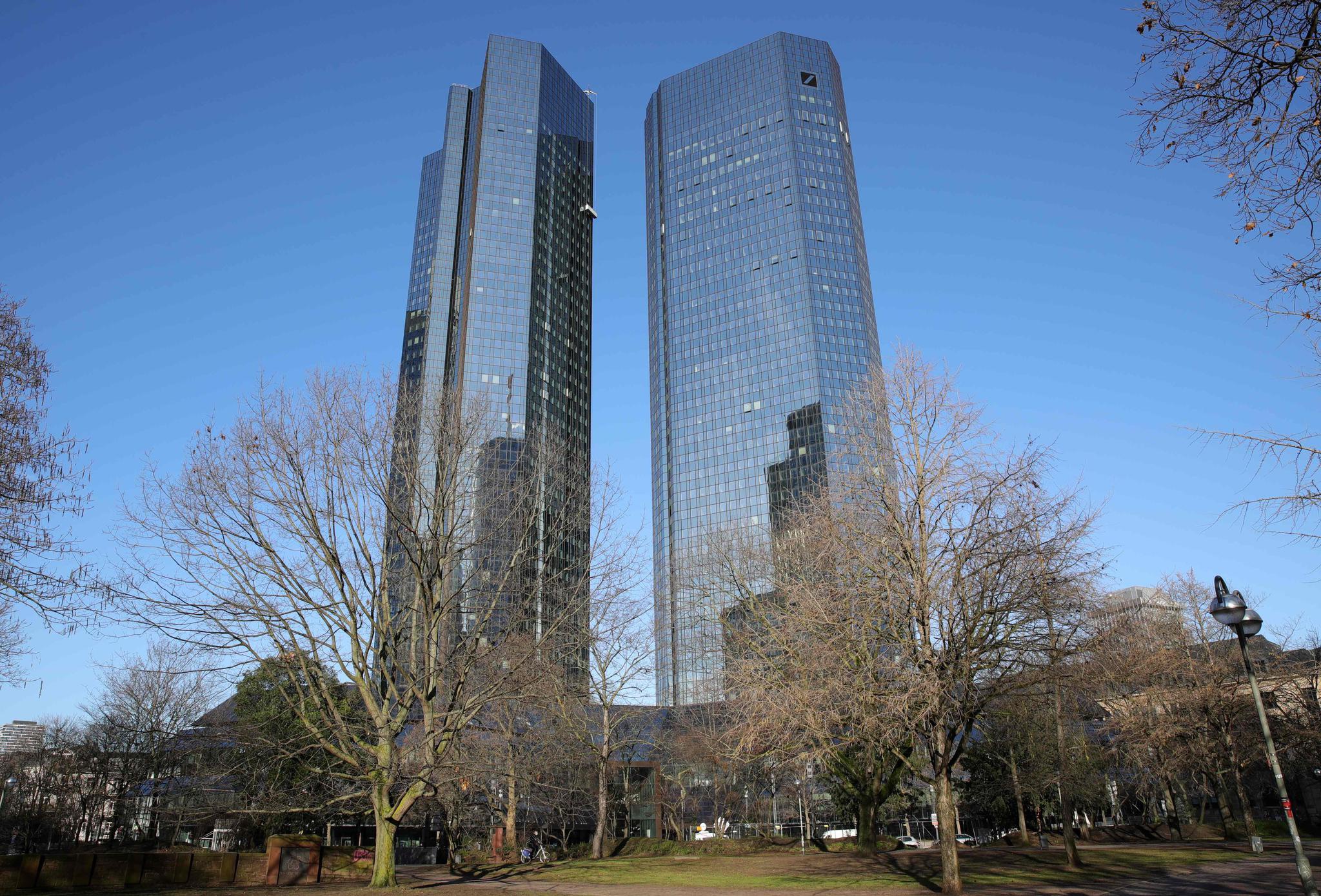 这是2月4日在德国法兰克福拍摄的德意志银行(德银)总部.