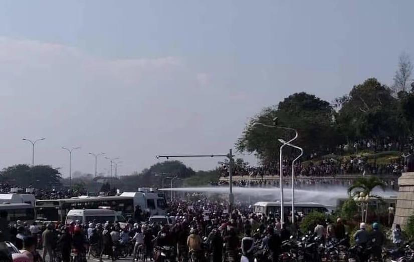 缅甸内比都警方出动水炮车驱离示威人群