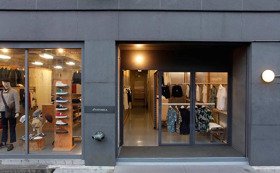 2008年寺本欣儿把法国品牌anatomica带入日本市场,在多个城市开设店铺