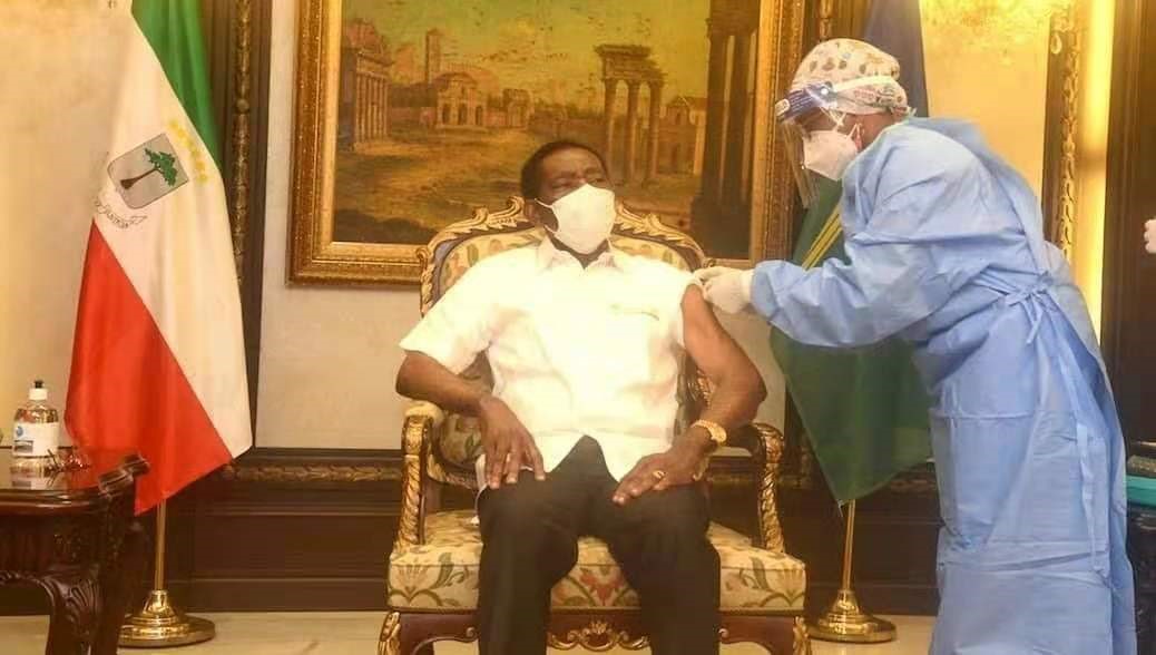 △赤道几内亚总统奥比昂接种疫苗 图片来源：中国驻赤几使馆
