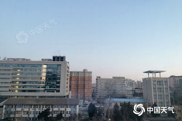 △今晨，北京蓝天“在线”。
