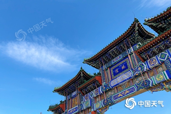 北京昨天蓝天白云相伴，气温回升。（图/中国天气网 王晓）