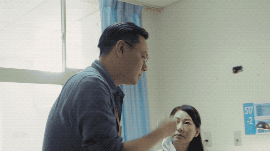 许承杰从小在不同的家庭环境中长大