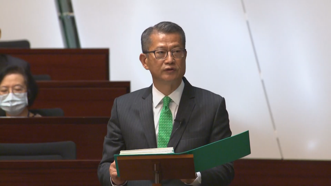 香港发表新财政年度预算案 重点在稳经济纾民困