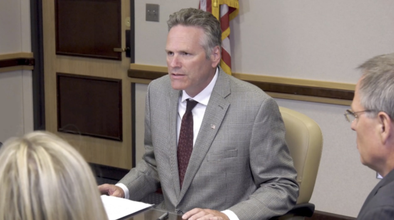 美国阿拉斯加州州长确诊新冠肺炎