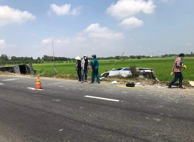越南薄寮省一汽车与货车相撞 已致1死7伤