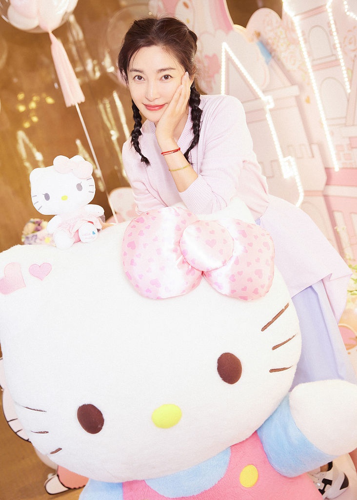 李冰冰粉的冒泡泡生日现场 梳小辫搭配粉色look凸显十足少女心