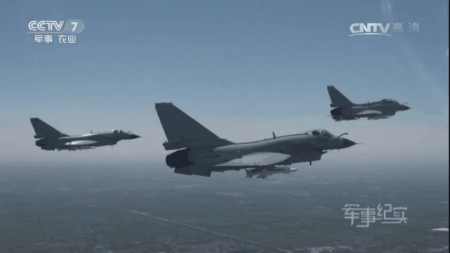 ▲歼-10挂弹飞行
