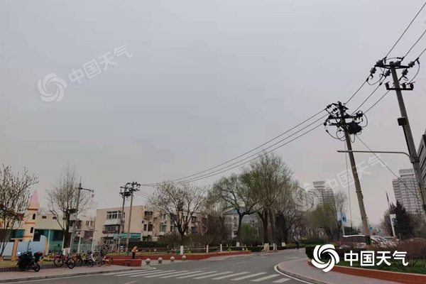 △今晨,北京天空阴沉。