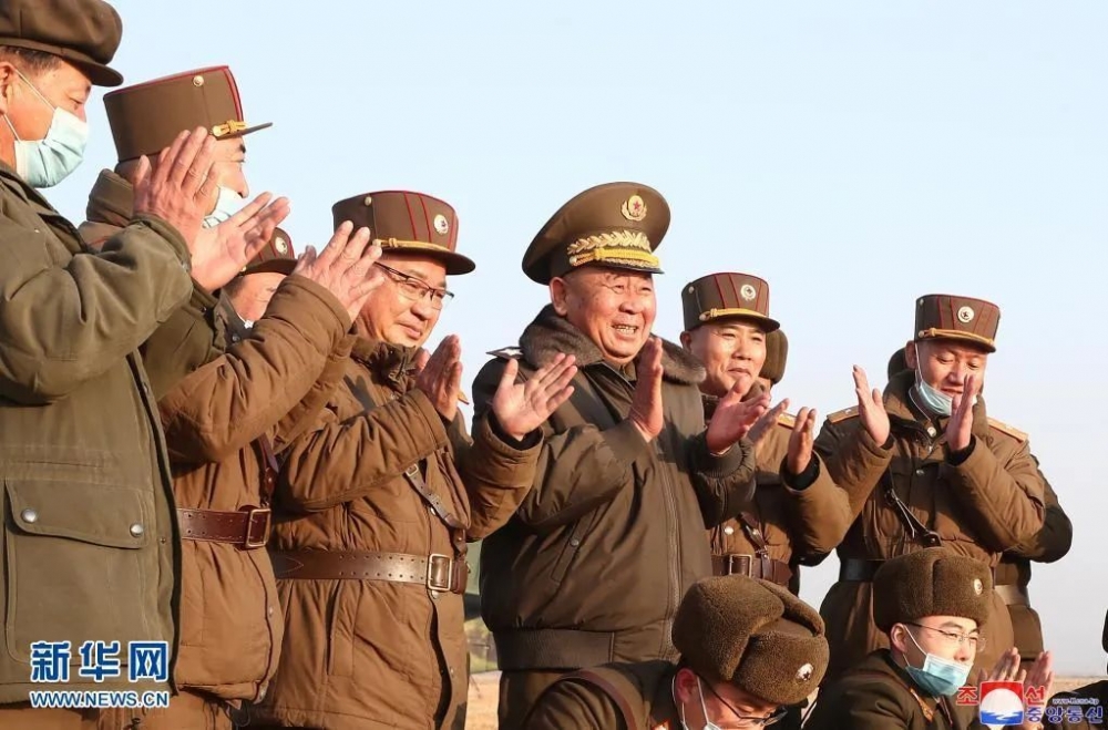 朝中社3月26日提供的图片显示，朝鲜国防科学院25日进行新型战术制导导弹试射。图源：新华社/朝中社
