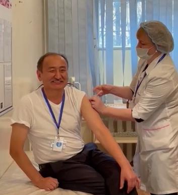 △吉卫生和社会发展部部长接种中国新冠病疫苗（图片来源：卡巴尔通讯社）