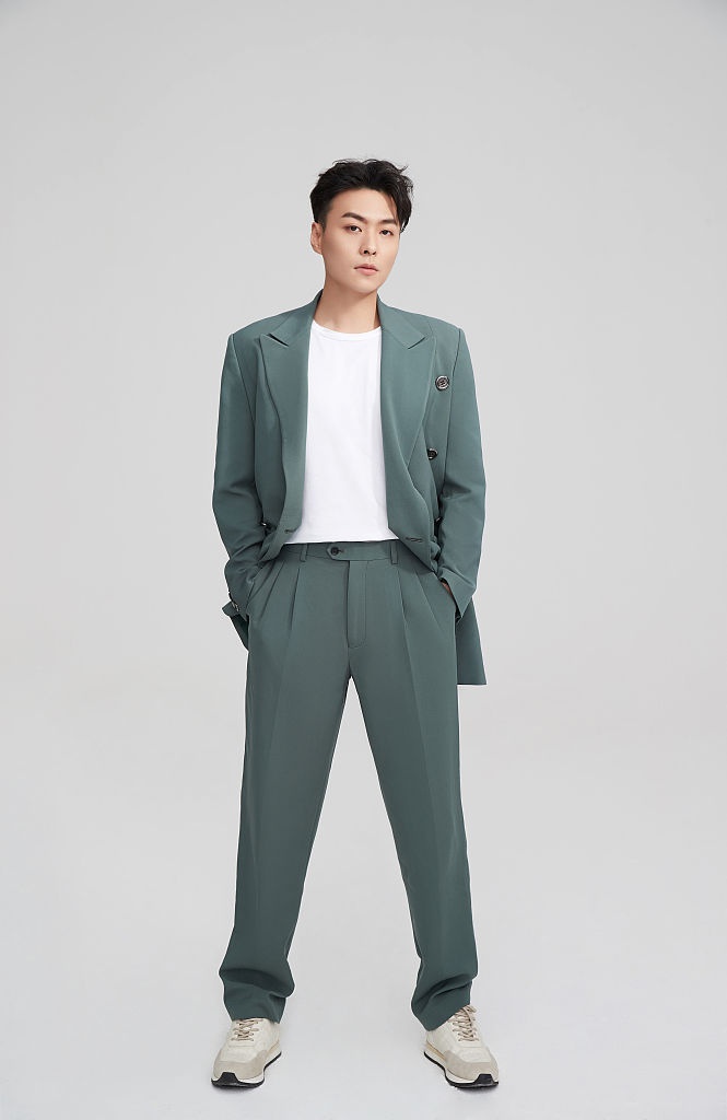 王山水西装绅士大片气质卓然 新剧《陪你一起长大》