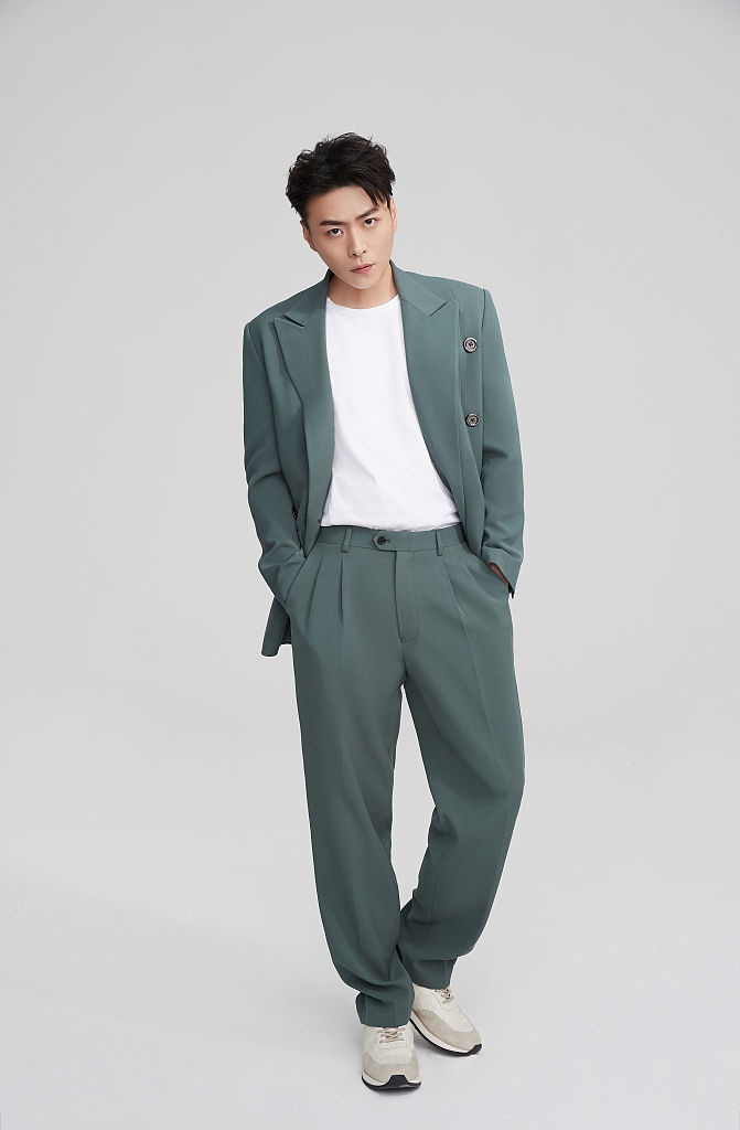 王山水西装绅士大片气质卓然 新剧《陪你一起长大》