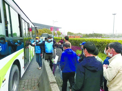 松鹤墓园,前来祭扫的市民乘坐短驳车. /受访者供图