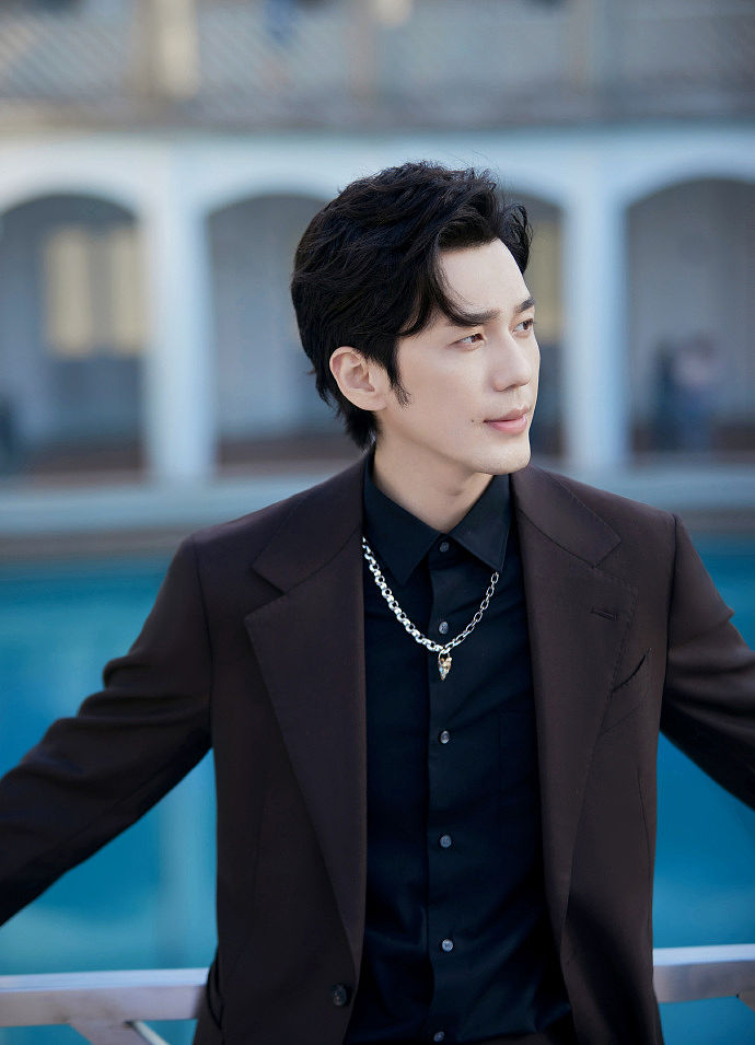 白宇半背头绅士大片尽显从容矜贵 深棕西装搭心形项链成熟雅致不失