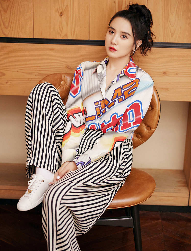 宋佳亮相新剧《小舍得》开播盛典 梳马尾穿花衬衫随性大气