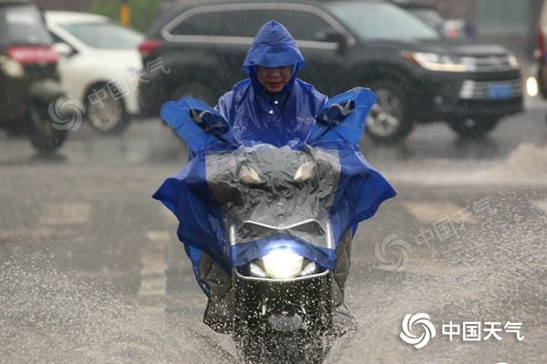 △昨天早高峰时段，江西南昌降雨影响市民出行。