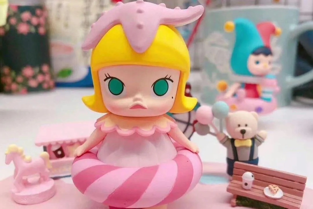 泡泡玛特跌破千亿市值盲盒经济的泡沫挤压期到来了