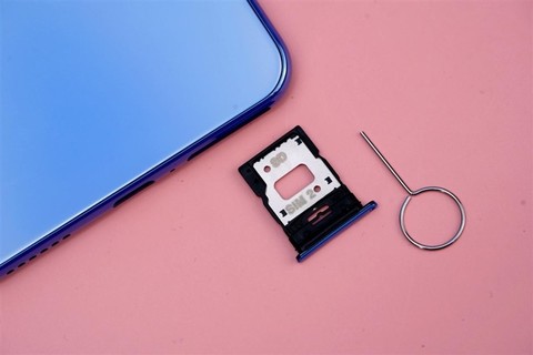 麦克风开孔可贵的是,在如此纤薄的机身当中,小米11青春版的后摄模组没