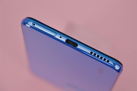 红外遥控模块与麦克风开孔可贵的是,在如此纤薄的机身当中,小米11青春