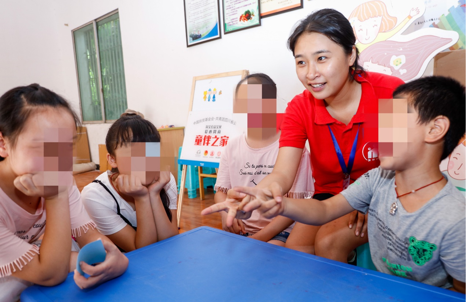 图:四川,童伴妈妈戚连莲在童伴之家陪伴留守儿童