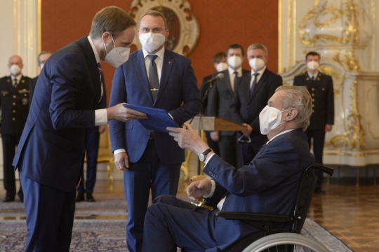 △右：捷克总统泽曼 左：捷克新任外交部长库尔哈内克