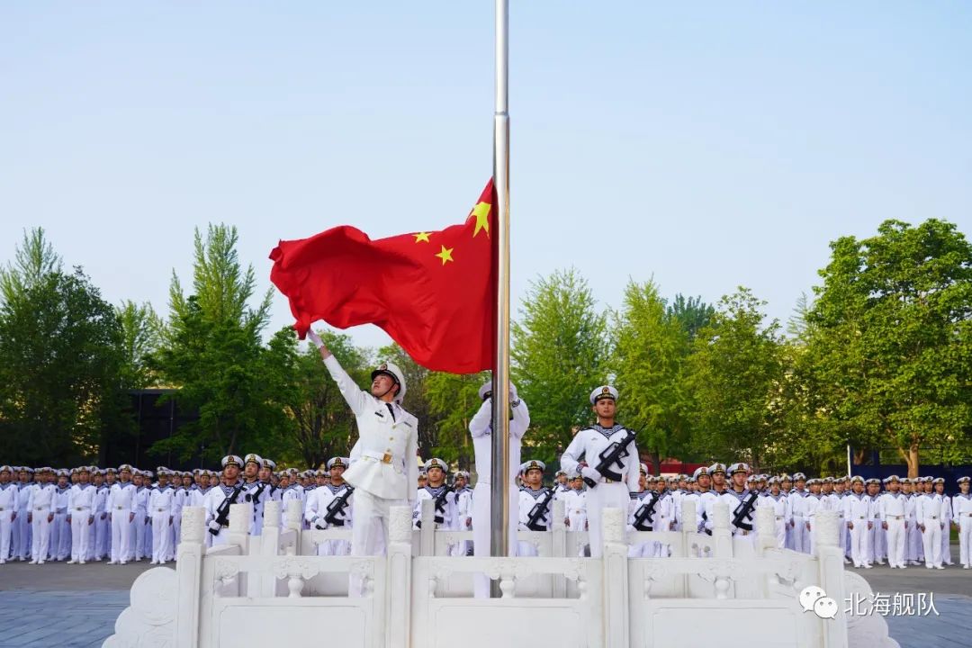 海军军旗迎风飘扬图片图片